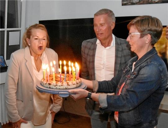 Einmal tief Luft holen: Vor zwei Jahren feiert Wahlsiegerin Urte Schwerdtner in ihren 58. Geburtstag hinein. Um Mitternacht kredenzt die heutige SPD-Unterbezirkschefin Annett Eine vor den Augen von Wolfgang Schwerdtner eine Torte. Archivfoto: Roß
