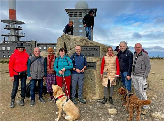 Einmalig: Die beiden russischen Künstler bringen genug Zeit für eine Wanderung auf den Brocken mit. Von links: Bettina Ruhrberg, Yuri Albert, Ulrike Haacke, Christiane und Norbert Schecke, Anke Tessner-Schreyeck, Vadim Zakharov, Michel Schreyeck. Foto: Privat