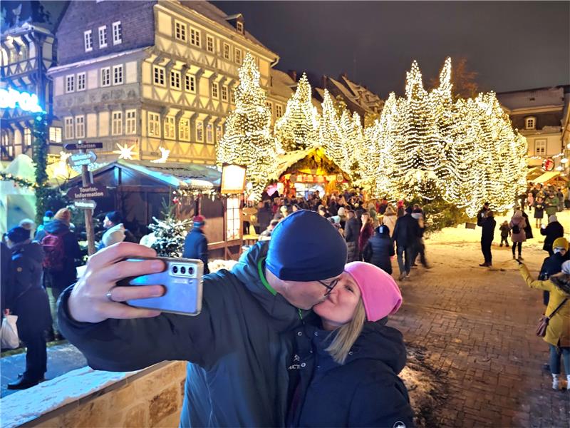 Goslar: Ein Weihnachtsmarkt der besonderen Unikate Einmaliges Foto für die Ewigkeit: Nicole und Torsten Michaely aus Eckernförde posieren vor dem Weihnachtswald. Foto: Sowa