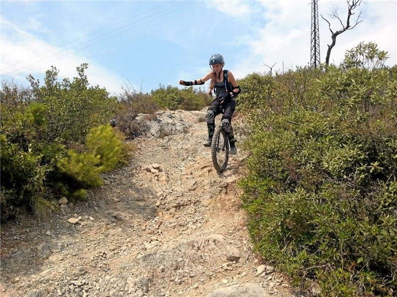 Einradfahren über Stock und Stein: Die 17-jährige Rebekka Wiedener aus Bad Harzburg wurde in Italien Europameisterin im Einradfahren.  Foto: Privat