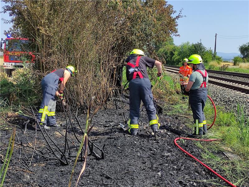 Einsatz am Gleis: Die Retter der Feuerwehr löschen eine Böschung. Foto: Leifeld
