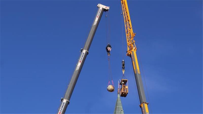 Einsatz an und über den Dächern von Goslar: Gunnar Trull und Andreas Lochmann von den Werkstätten für Denkmalpflege Quedlinburg kümmern sich in luftiger Höhe um die Marktkirchen-Spitze.