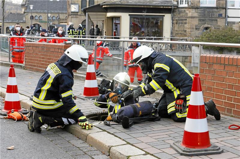 Einsatz im November 2020: Auf der Suche nach einer angeblich eingeklemmten Personen kontrolliert die Feuerwehr zur Sicherheit auch das Kanalsystem in Bahnhofsnähe.  Archivfoto: Epping