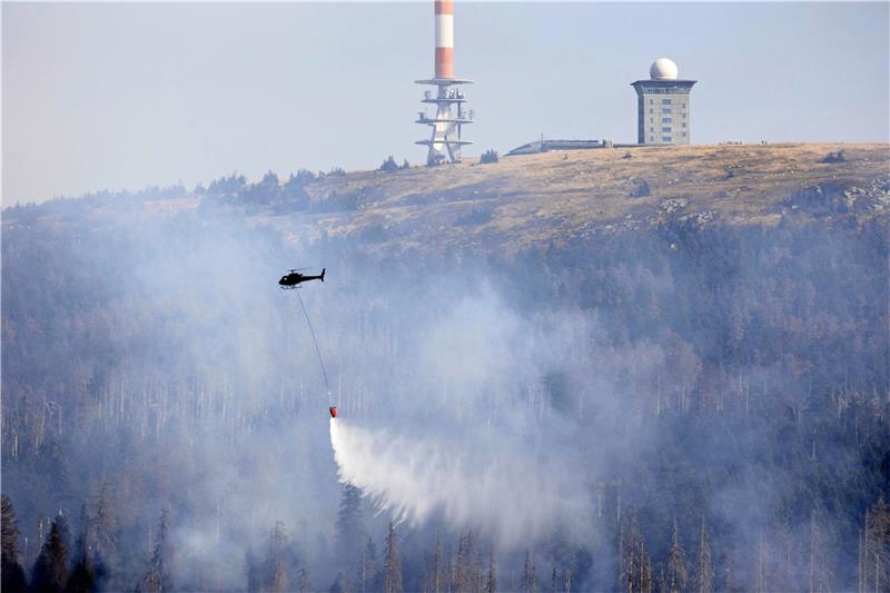 Totholzstreit: Brockenbrand entfacht Debatten Einsatz in der Luft: Hubschrauber und auch Flugzeuge helfen beim Löschen des Feuers, das im September unterhalb des Brockengipfels ausgebrochen ist. Die Flammen sind erst nach mehreren Tagen unter Kontrolle. Foto: Bein/dpa