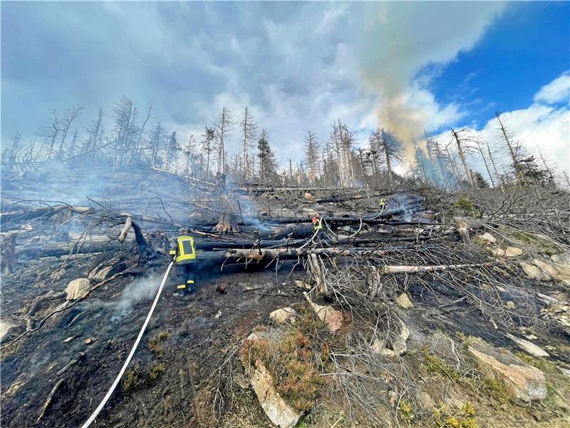 Ursache des Brocken-Großbrandes weiter unklar Einsatz in schwierigem Gelände. Am Dienstagnachmittag steht eine Fläche von rund einem Hektar unterhalb der Brockenkuppe in Flammen. Fotos: Eggert