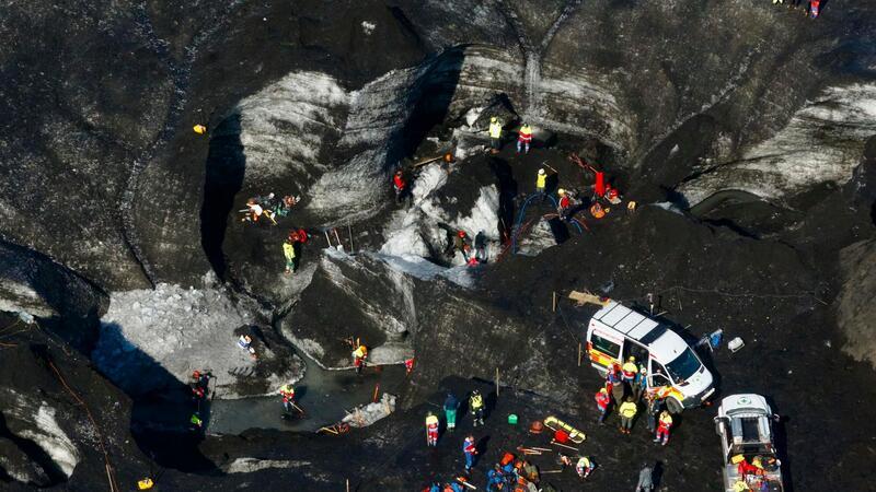 Eishöhlenunglück auf Island - ein Toter und späte Entwarnung Einsatz in unwegsamen Gelände: Rettungskräfte suchen nach den vermeintlich Vermissten.