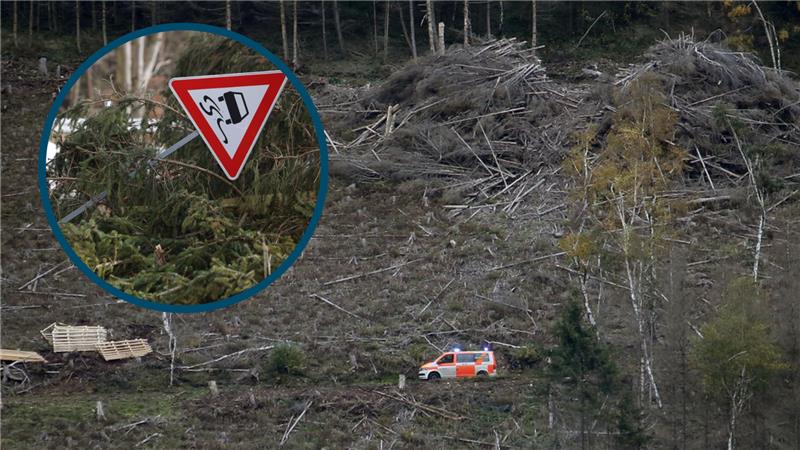 Sturm in der Region: Es bleibt gefährlich Einsatz nach einem tödlichen Unglück am Donnerstag oberhalb des Maltermeister Turms in Goslar. Eine Wanderin stirbt, nachdem ein Baum auf sie gestürzt war. Fotos: Epping/Archiv