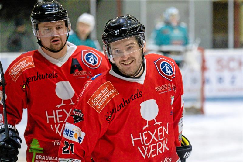 Einsatz offen: Jakub Wiecki (re.) und Erik Pipp zwickt es an der Leiste. Ob das Duo im Heimspiel gegen den Hamburger SV auflaufen kann, entscheidet sich kurzfristig. Foto: Drechsler