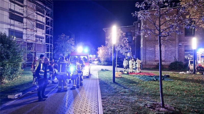 Klinikbrand in Liebenburg: Drei Verletzte durch Rauchgas Einsatzbesprechung auf dem Klinikhof: Am Donnerstagabend brannte es in Liebenburg.