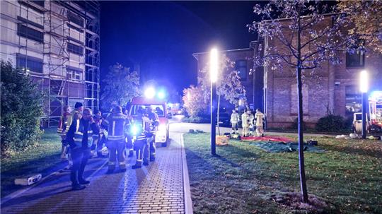 Einsatzbesprechung auf dem Klinikhof: Am Donnerstagabend brannte es in Liebenburg.