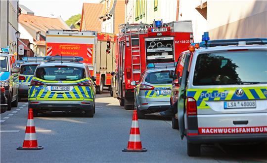 Einsatzfahrzeuge der Feuerwehr und der Polizei stehen im Bereich des weiträumig abgesperrten Polizeireviers in der Innenstadt. Das Revierkommissariat und der benachbarte Nicolaiplatz sind teilweise geräumt worden. Foto: Matthias Bein/dpa