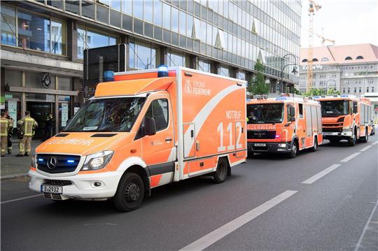 Einsatzfahrzeuge der Feuerwehrstehen vor dem mehrgeschossigen Gebäude, in dem es zu einem tödlichen Unfall mit einem Paternoster gekommen war.