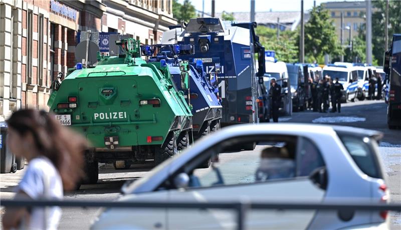 „Tag X”-Demo bleibt verboten - Lage zunächst ruhig Einsatzfahrzeuge der Polizei an der Polizeidirektion in Leipzig.