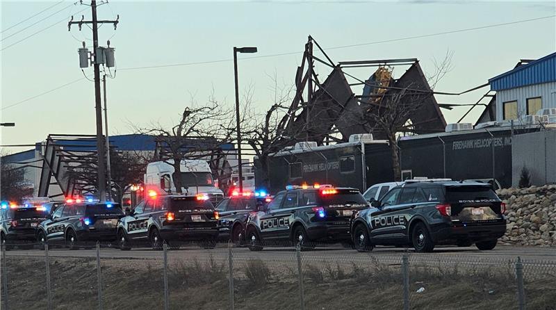 Drei Tote bei Einsturz von Hangar in den USA Einsatzfahrzeuge der Polizei an der Unfallstelle.