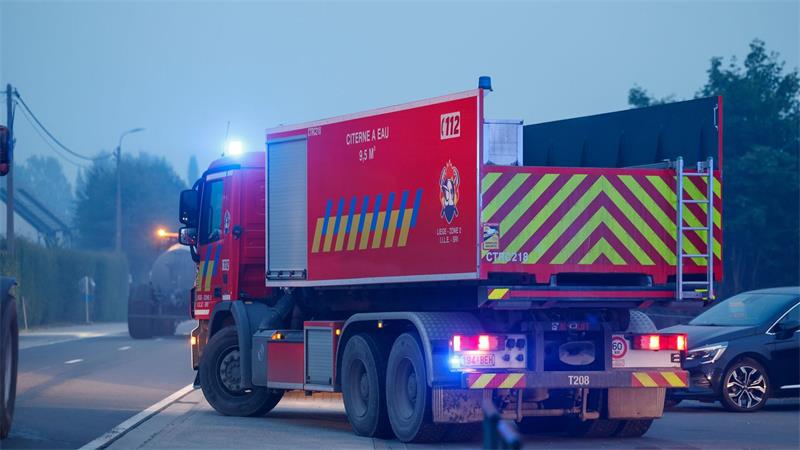 Brand im Hohen Venn: Evakuierung bei Monschau angeordnet Einsatzfahrzeuge der belgischen Feuerwehr fahren durch die Stadt Sourbrodt.