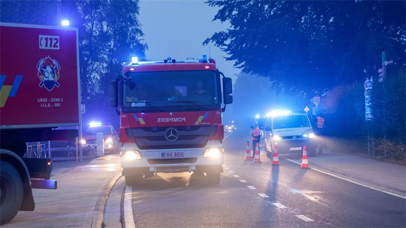Brand im Hohen Venn: Evakuierung bei Monschau angeordnet Einsatzfahrzeuge der belgischen Feuerwehr fahren durch die Stadt Sourbrodt.