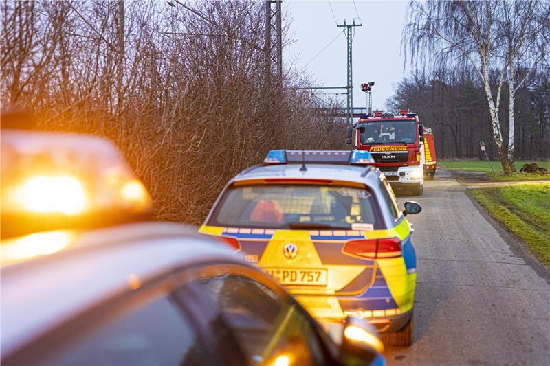 Vermisster Junge (14) aus Wunstorf ist tot Einsatzfahrzeuge von Polizei und Feuerwehr stehen an einem Waldstück in der Region Hannover. Foto: picture alliance/dpa | Moritz Frankenberg