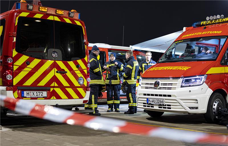 Vermisster Junge (14) aus Wunstorf ist tot Einsatzfahrzeuge von Rettungsdienst und Feuerwehr stehen auf dem Parkplatz einer Spedition in der Region Hannover. Foto: picture alliance/dpa | Moritz Frankenberg