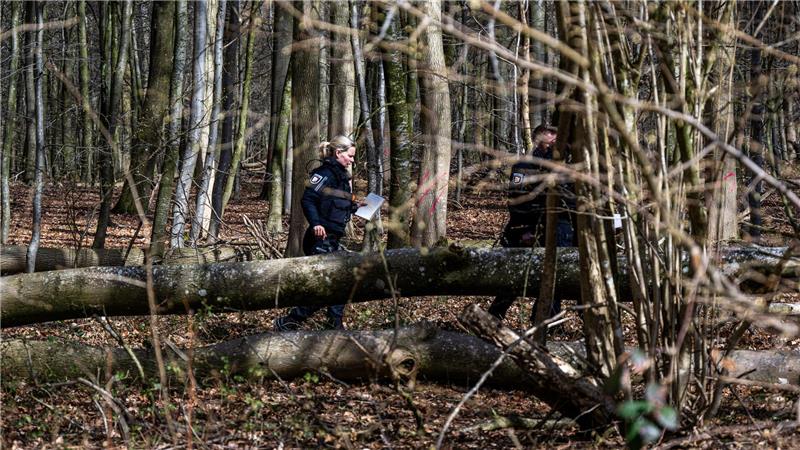 Einsatzkräfte am Unfallort.