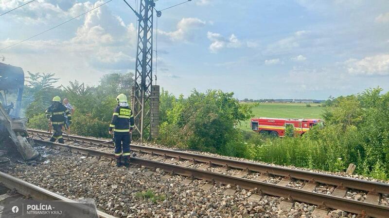 Zug stößt mit Bus zusammen: Sieben Tote in der Slowakei Einsatzkräfte am Unglückort im slowakischen Nove Zamky.