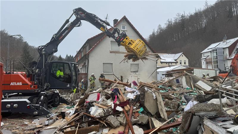 Einsatzkräfte am eingestürzten Haus in Albstadt. 