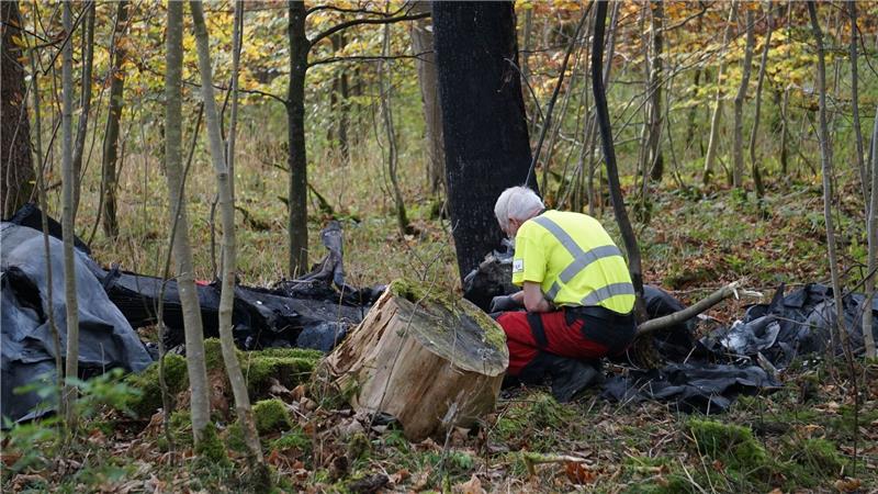 Zwei Männer sterben bei Absturz von Kleinflugzeug Einsatzkräfte an der Absturzstelle eines Kleinflugzeugs im Alb-Donau-Kreis.