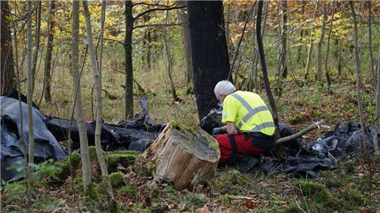 Einsatzkräfte an der Absturzstelle eines Kleinflugzeugs im Alb-Donau-Kreis.