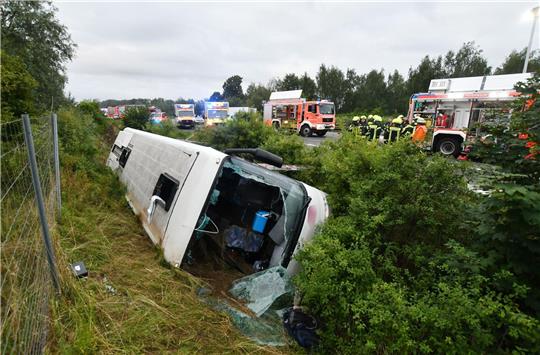 Einsatzkräfte an der Unfallstelle.