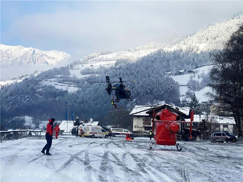 Einsatzkräfte arbeiten am Rettungseinsatz im österreichischen Ötz.