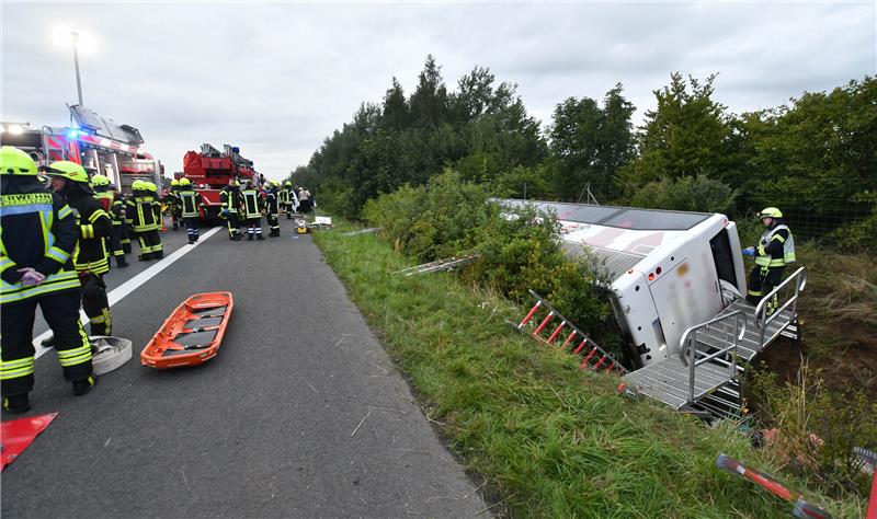 Reisebus-Unfall auf A2 bei Peine: Fahrer (55) war nüchtern Einsatzkräfte arbeiten am Samstagmorgen an der Unfallstelle von einem Reisebus. picture alliance/dpa/Ralf Büchler | Ralf Büchler