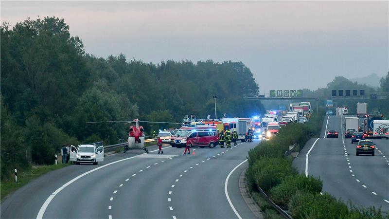Reisebus-Unfall auf A2 bei Peine: Fahrer (55) war nüchtern Einsatzkräfte arbeiten am Samstagmorgen an der Unfallstelle von einem Reisebus. Foto: picture alliance/dpa/Ralf Büchler | Ralf Büchler