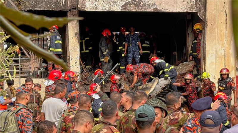 Militärflugzeug auf Schule gestürzt: 20 Tote in Bangladesch Einsatzkräfte arbeiten an der Unglücksstelle.