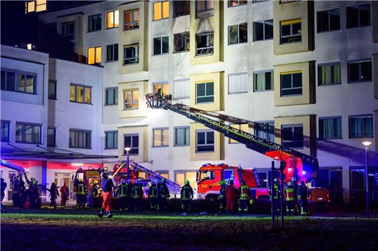 Einsatzkräfte arbeiten beim Brand im Krankenhaus.