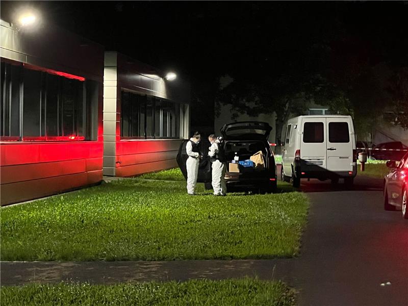 Toter 14-Jähriger - Tatverdächtiger kommt vor Haftrichter Einsatzkräfte auf dem Gelände eines Schulzentrums.