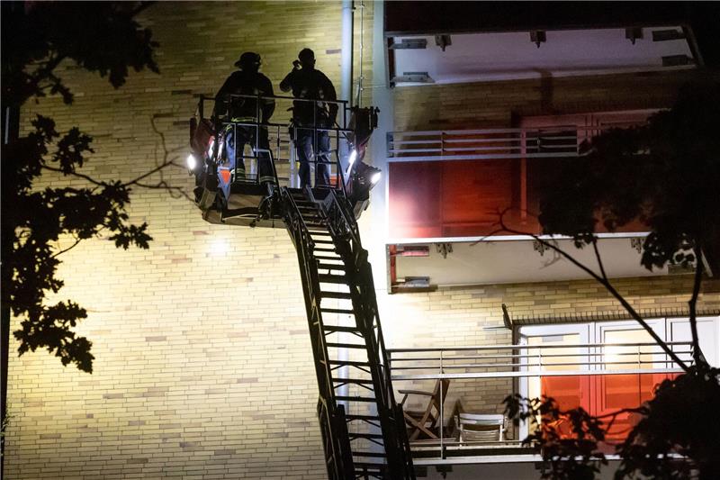 Einsatzkräfte auf einer Drehleiter an einem Hochhaus im Stadtteil Altona, nachdem ein Mann mit einer Schusswaffe einen Großeinsatz ausgelöst hat.