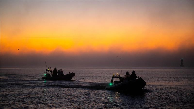 Castor-Transport soll nach Bayern rollen Einsatzkräfte begleiteten das Schiff bei seiner Ankunft in der Dämmerung.