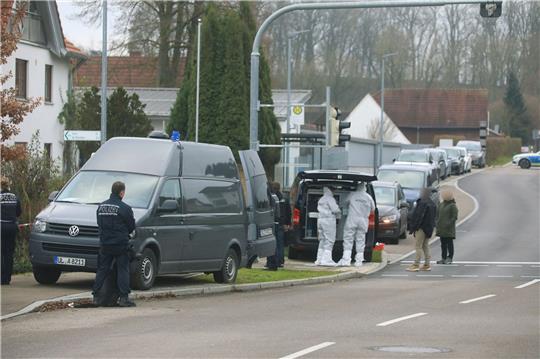 Einsatzkräfte begutachten den Tatort in Illerkirchberg (Alb-Donau-Kreis).