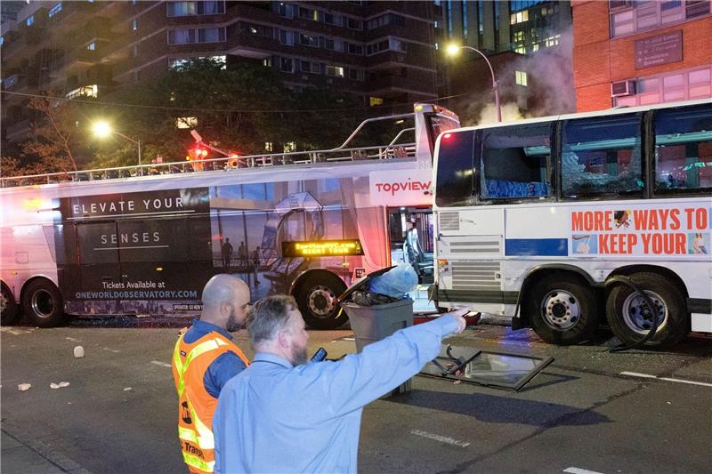 Einsatzkräfte begutachten die Unfallstelle im Stadtteil Manhatten.