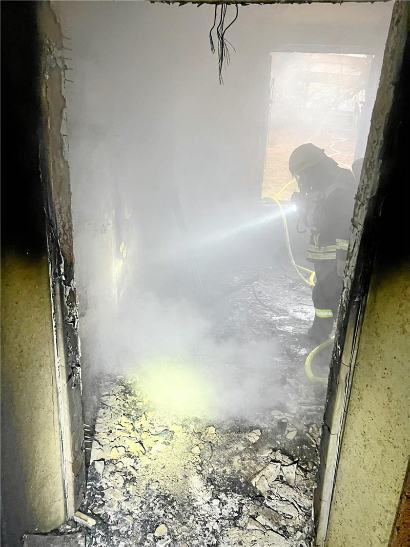 Zimmer in ehemaliger Oberharzer Klinik brennen aus Einsatzkräfte bei Nachlöscharbeiten.