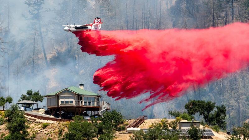 Waldbrände in Kalifornien: Tausende evakuiert Einsatzkräfte bekämpfen die Waldbrände auch aus der Luft.