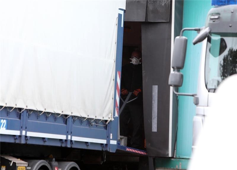 Einsatzkräfte bringen die Pflanzen in Säcken auf Hubwagen in Polizei-Lkws. Foto: Neuendorf