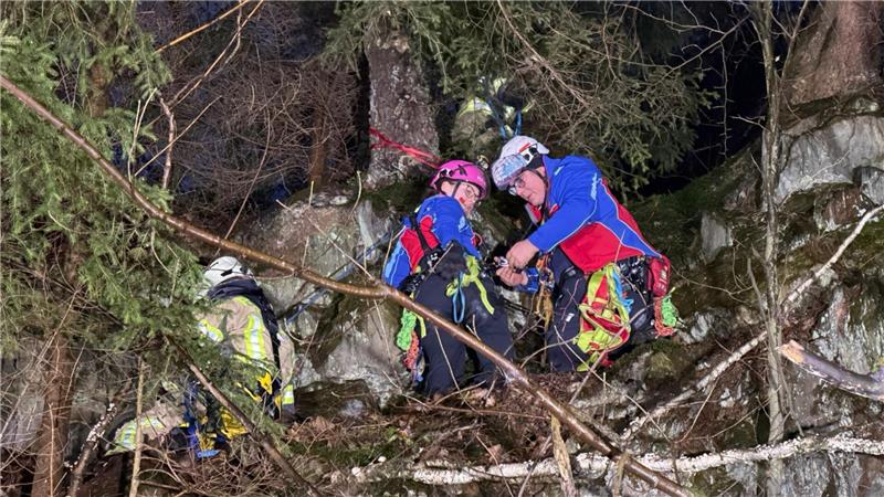Goslar: Feuerwehr und Bergwacht befreien Hund aus Felswand Einsatzkräfte der Bergwacht sichern sich an einem Fels.