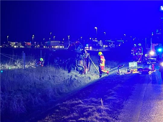 Einsatzkräfte der Berufsfeuerwehr bargen Donnerstagabend einen eingeklemmten Fahrer aus seinem Audi Q5. Foto: BF Salzgitter