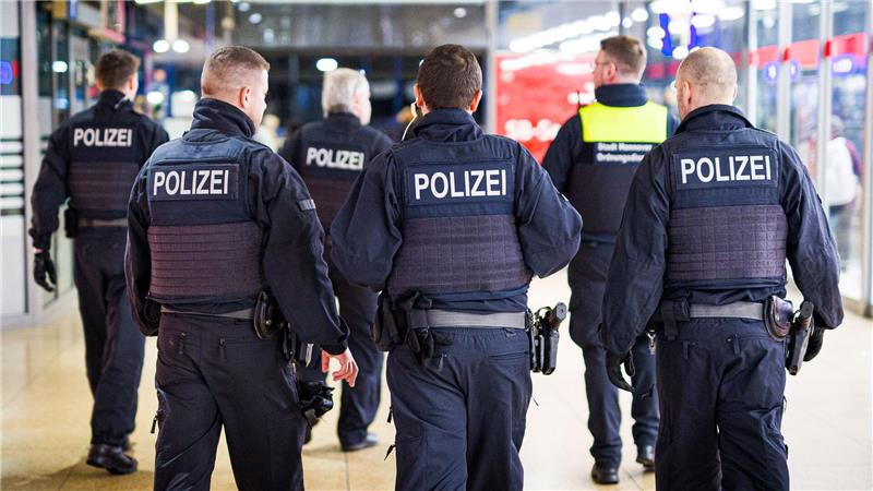 Einsatzkräfte der Bundespolizei gehen durch den Hauptbahnhof Hannover. Bundespolizisten nahmen einen 35-Jährigen dort am Montagabend beim Halt eines Zuges fest. (Symbolbild)