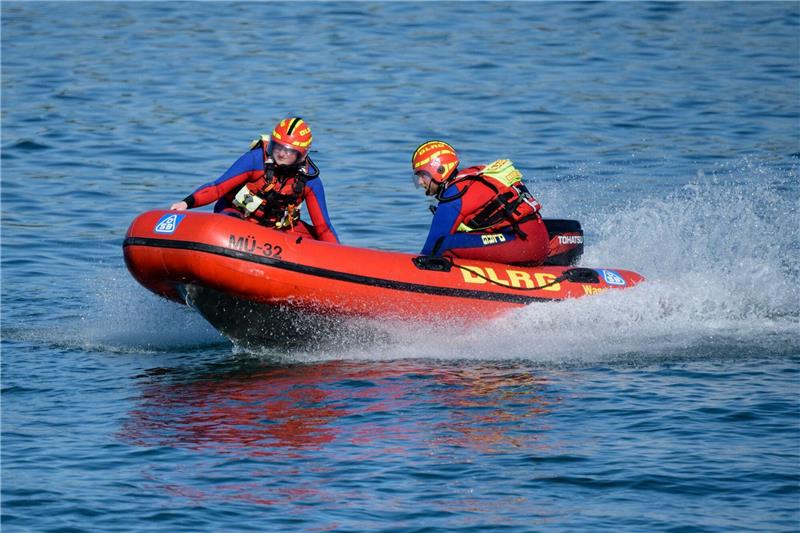 Zwölfjähriger rettet bewusstlosen Vater in der Ostsee Einsatzkräfte der DLRG brachten den 36-jährigen Vater an Land, wo bereits ein Rettungshubschrauber wartete (Archivbild).