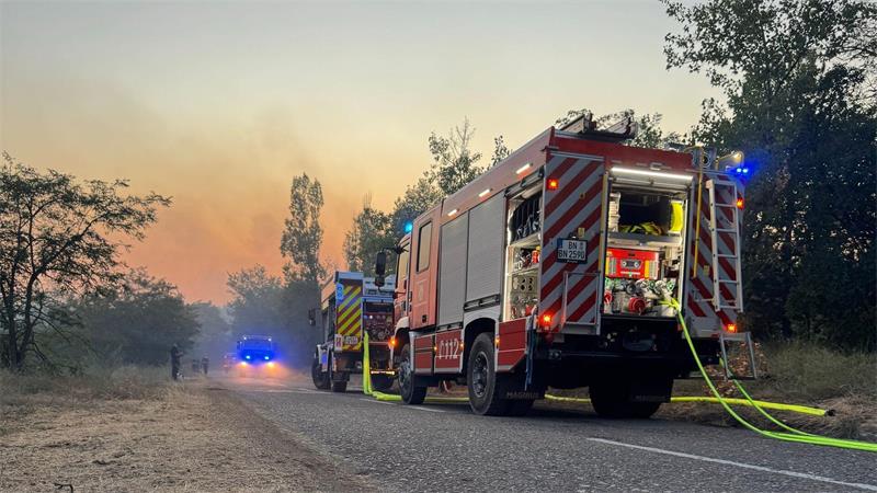 Einsatzkräfte der Feuerwehr Bonn haben direkt nach ihrer Ankunft in Serbien mit dem Löschen begonnen.