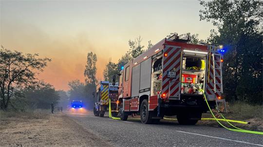 Einsatzkräfte der Feuerwehr Bonn haben direkt nach ihrer Ankunft in Serbien mit dem Löschen begonnen.
