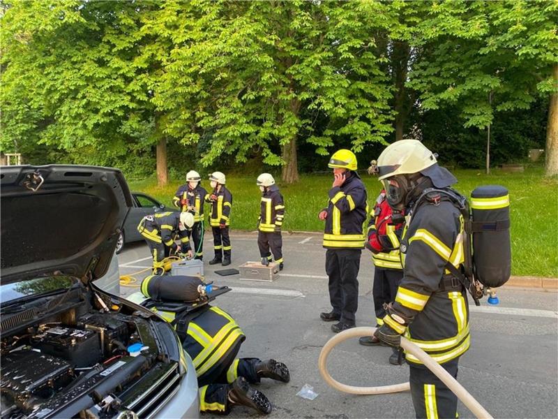 Einsatzkräfte der Feuerwehr Goslar untersuchen einen VW-Touran nach einer Brandstelle. Foto: Feuerwehr