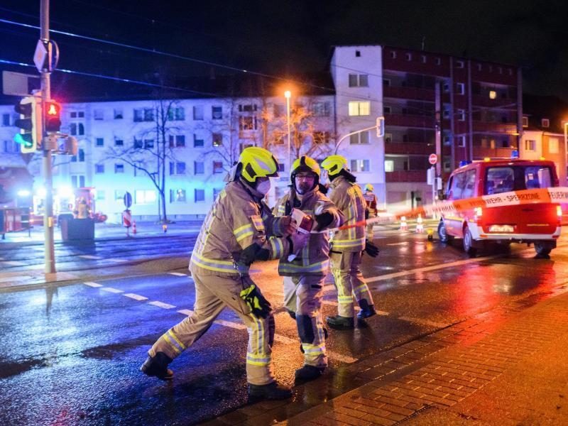 Einsatzkräfte der Feuerwehr Laatzen sperren während Orkantief Zeynep die Hildesheimer Straße für den Verkehr, Stadtbahn und Fußgänger, nachdem sich vom Flachdach eines Mehrfamilienhauses große Bleche gelöst hatten und auf die Straße gekracht waren. Foto: Julian Stratenschulte/dpa
