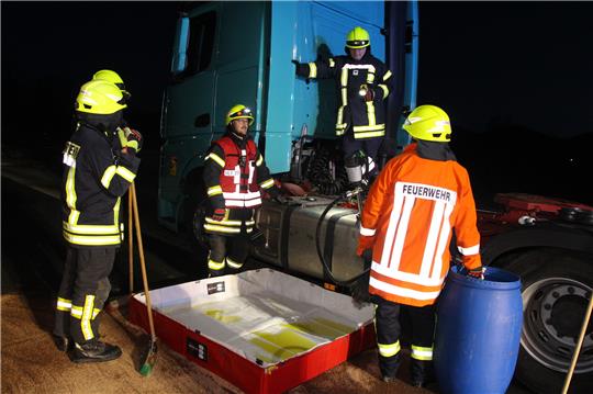 Einsatzkräfte der Feuerwehr Othfresen banden die ausgelaufene Flüssigkeit. Foto: Andrea Leifeld